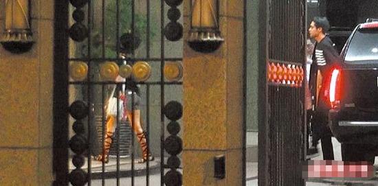 萧亚轩与男友同回住所 萧亚轩与男友同回住所