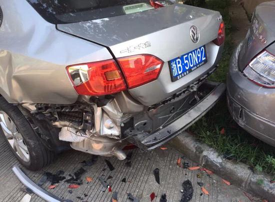 宁波教师疯狂连撞10车 涉嫌酒驾惊险堪比《速