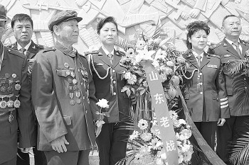 老戰士代表袁永福為老戰士紀念廣場紀念墻獻花。記者 魯強 攝