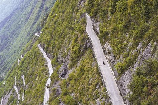 恩施村民绝壁上开凿公路 被外界称为深山天路