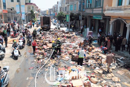 火灾救援现场占据路面