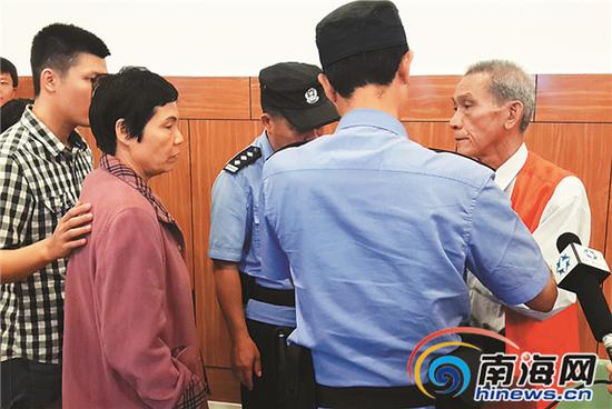 王世坤在庭审后和家人碰面。南国都市报记者王忠新摄