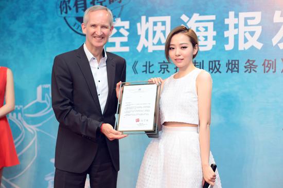 张靓颖与世界卫生组织驻华代表施贺德博士