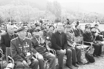 老戰士代表和南下干部代表出席山東南下干部紀念碑落成典禮。記者 魯強 攝