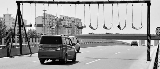 郑州北环限高杆被货车撞断 拥堵近两小时