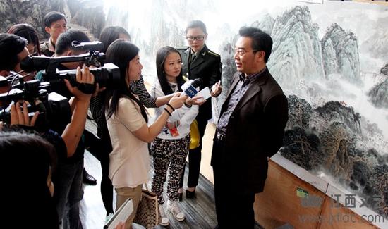 图2、《万里长征新画卷》领衔主创汪天行接受记者采访