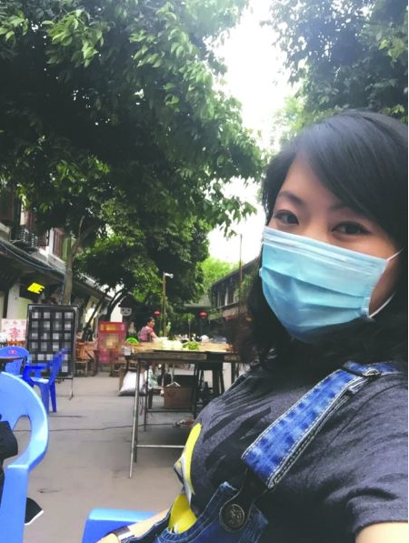 顾少强在成都街头的自拍照片，低调的她不愿说出此地具体为何处 图由顾少强提供