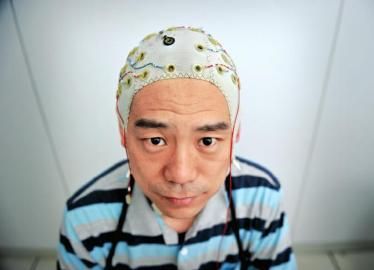 实验室内,戴着电极帽的宫殿坤。