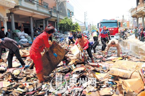 村民们自发帮忙灭火