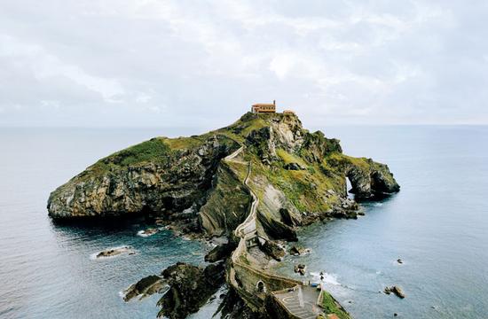 Gaztelugatxe岛可以追溯至10世纪，通往岛上教堂的“天梯”将大陆与岛屿联接起来