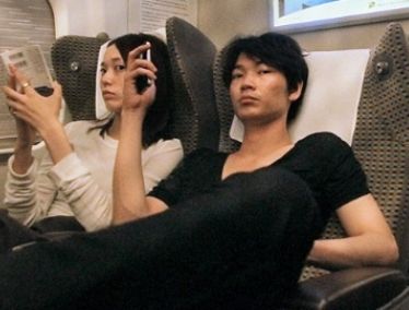 户田惠梨香（左）与绫野刚交往时多次被媒体跟拍，两人态度大方
