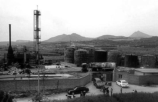 礼泉一非法沥青厂发生火灾 一油罐车被烧毁一