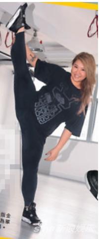 郑欣宜劈叉下腰 