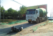 水泥罐车拐弯碰上电动车