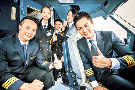 罗仲谦零距离学习航空知识。