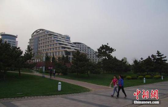 4月22日，山东日照，日照灯塔风景区矗立着一幢外形酷似“变形金刚”的建筑。 CFP视觉中国