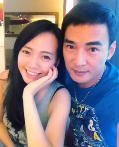 1994年,焦恩俊与前妻fendi结婚,育有两个女儿,大女儿就读众多台湾明星