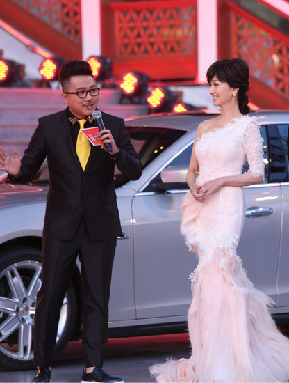 赵雅芝电影节走红毯白裙脱俗