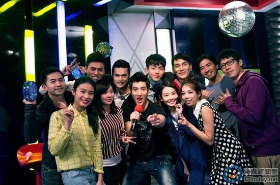 王力宏上传当时拍摄《七十亿分之一》MV时和杨又颖等人的合影照