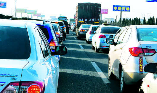 随着经济发展车辆增多,济青高速上的堵车现象日趋严重。
