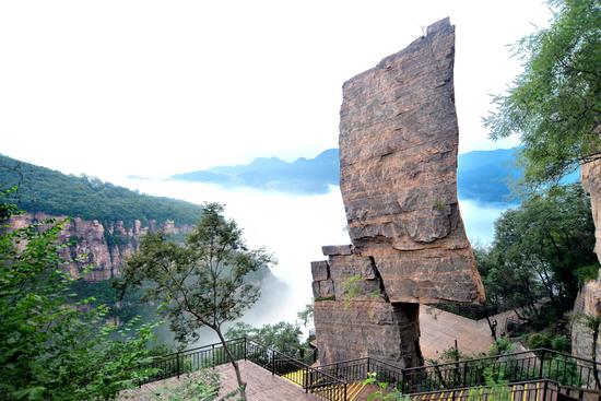 好运峡飞来神石