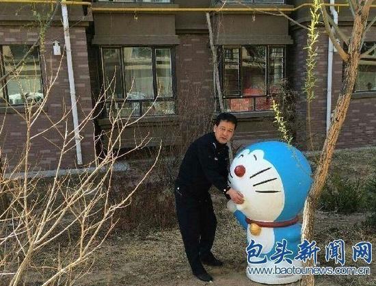 民警在小区隔离带内发现“蓝胖子”