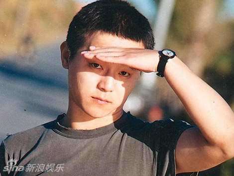 王菲前夫窦唯乘地铁打瞌睡 身材发福<em>头发稀</em>|窦