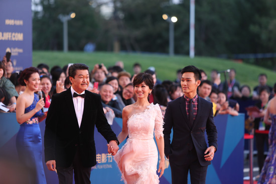 赵雅芝电影节走红毯白裙脱俗