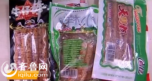 5毛钱零食颜色鲜艳价格便宜,深受学生喜欢(视频截图)
