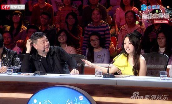 《我不想说》变摇滚版 杨钰莹巧手编辫子|杨钰