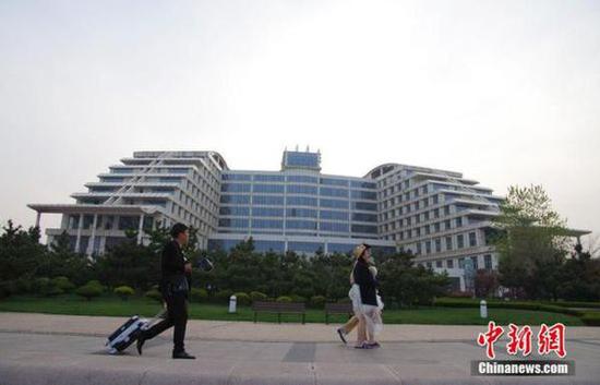 　4月22日，山东日照，日照灯塔风景区矗立着一幢外形酷似“变形金刚”的建筑。 CFP视觉中国