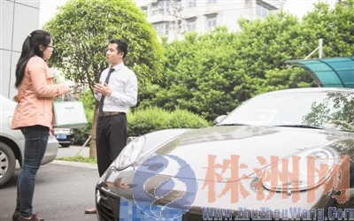 ▲昨日,龙星亮开着保时捷跑车为顾客送奶茶 记者 汪成 摄