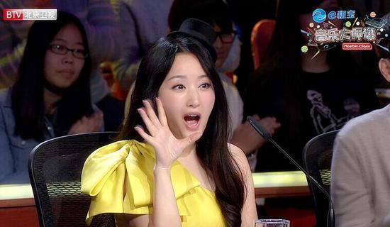 《我不想说》变摇滚版 杨钰莹巧手编辫子|杨钰