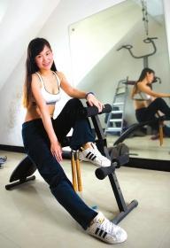 4月23日，株洲市芦淞区，辣妈吴薇在健身，从生完孩子的160斤坚持每天跑步瘦到现在的105斤，她被大伙称之为“励志姐”。 《长株潭报》陈杰摄