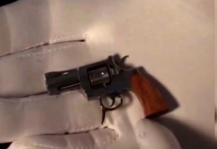 日前吉尼斯世界纪录确认了全球最小的全功能左轮手枪，仅长约5厘米，还没有一根火柴棍长。