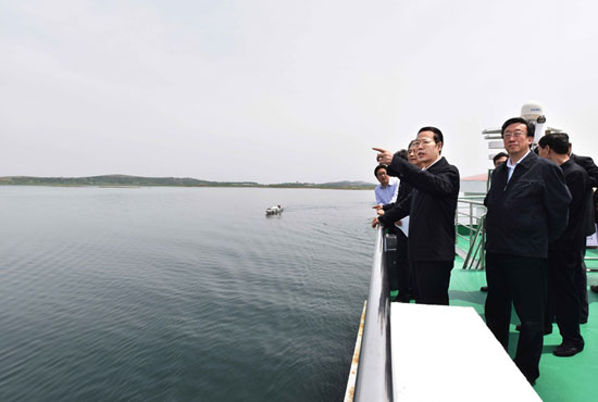 4月22日，张高丽巡视丹江口水库，了解库区水环境保护情况。