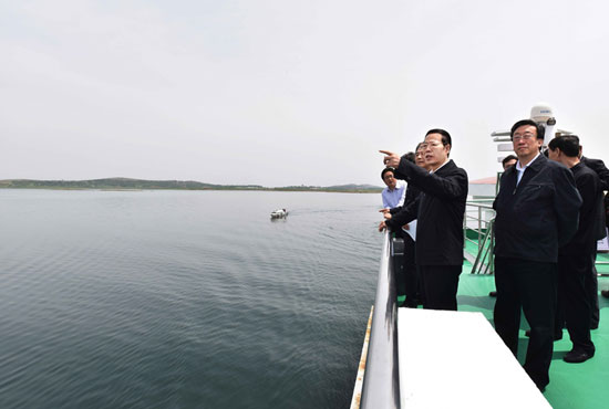 4月22日,张高丽巡视丹江口水库,了解库区水环境保护情况。