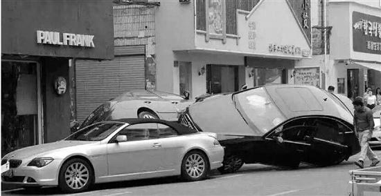 义乌闹市区上演速度与激情 肇事司机爬出车后