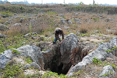 白沙镇石子坝村曹先生告诉记者,2012年,一次爆破后,他养螃蟹的池子出现一个大洞,2万苗螃蟹几乎全部逃走,损失10多万元。