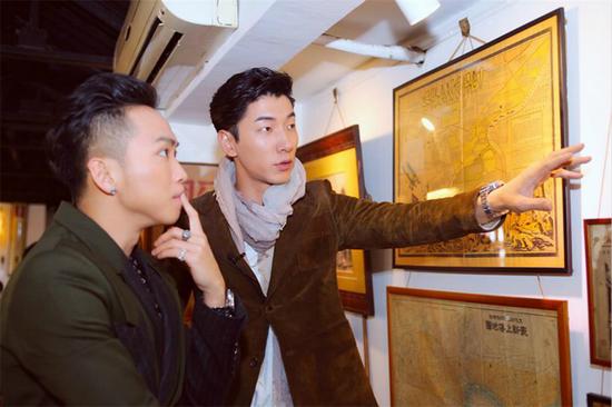 张亮与设计师参与讨论