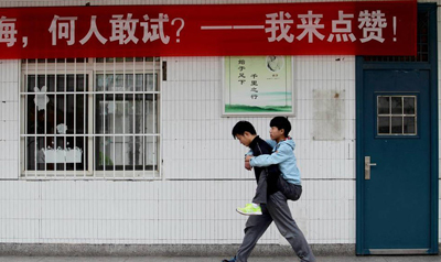 徐州一中学生背同学上学3年 二人成绩班级前三