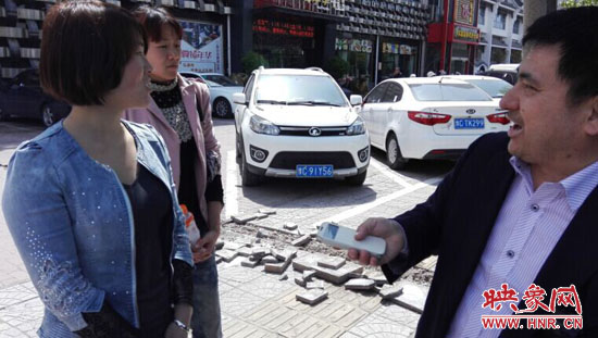 勞動監察人員在詢問情況