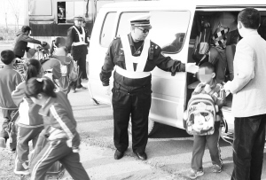 ■民警对超员面包车里的小学生进行安全转移。