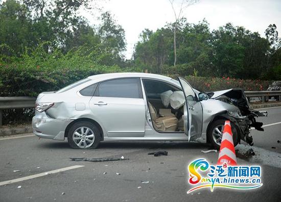 4月24日，海南环岛高速G98三亚天涯至崖城路段交通事故现场。(三亚新闻网记者沙晓峰摄)