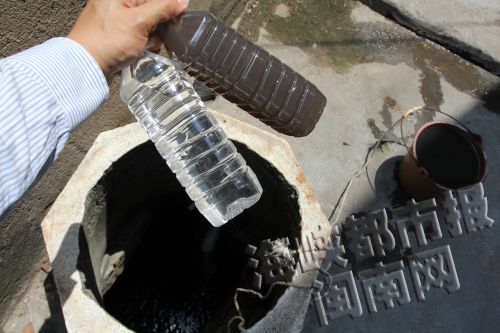 井水和自来水对比，黑白分明