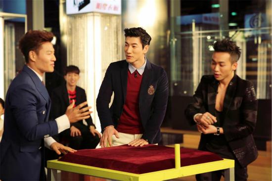 张亮金钟国掰手腕跃跃欲试