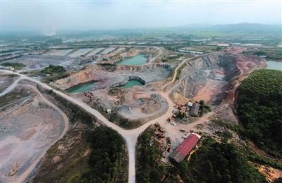 4月17日,白沙镇与公馆镇接壤的一带,一个个数十亩大的矿坑侵蚀大地。