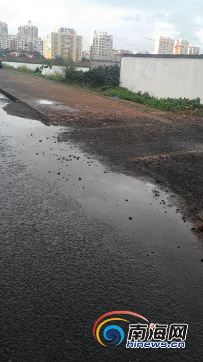 杨元裕称当时路面上有很多水，路面不是他们车辆所污染(南海网记者刘培远摄)
