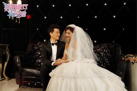 想明白曝婚照邓家佳任东霖刷脸成婚