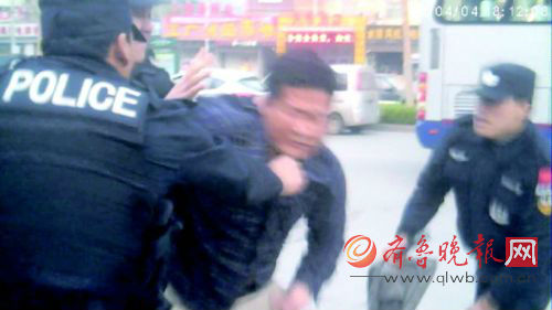追上持刀伤人的男子后，特警队员刁宗清和同事将其制服。(视频截图)